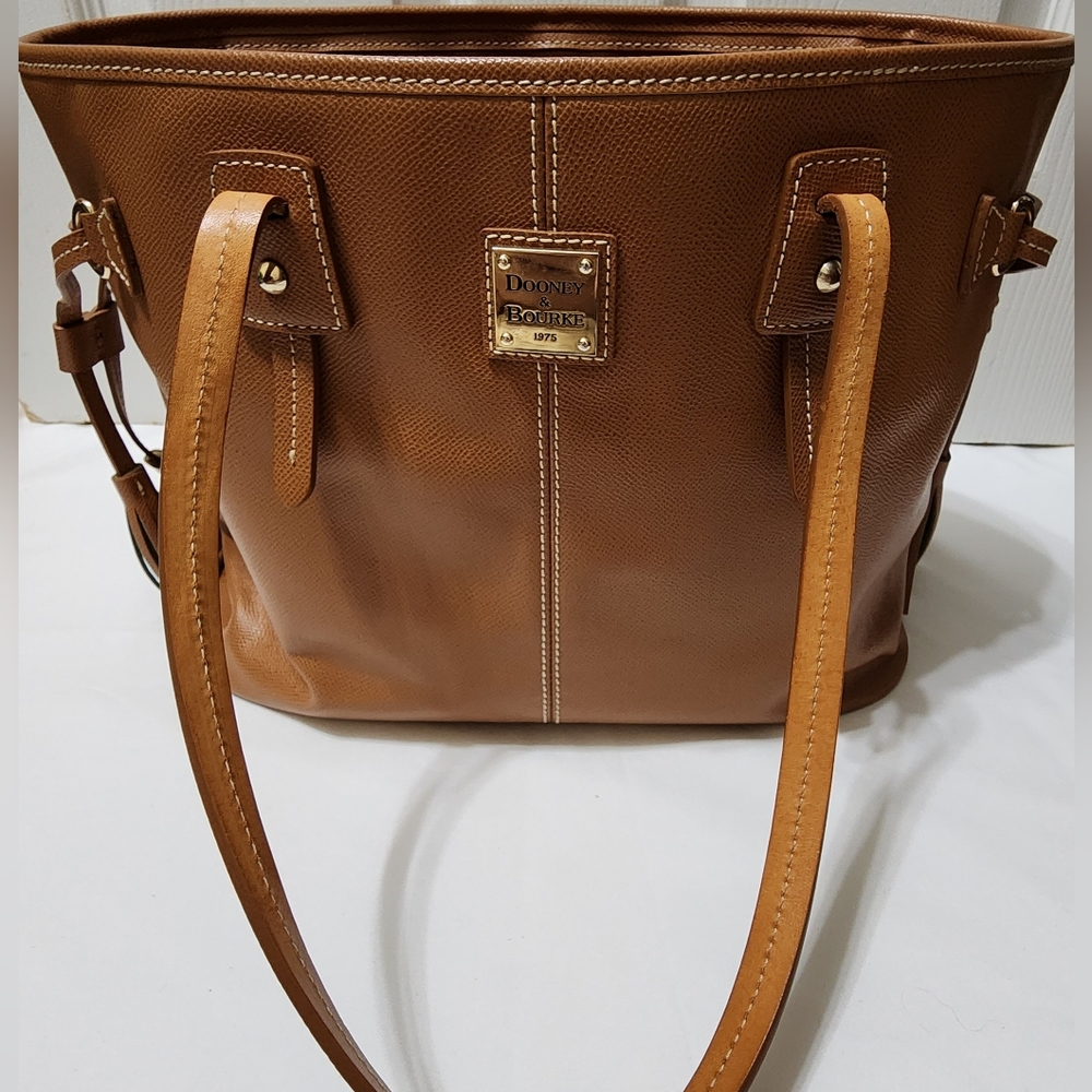Women's Dooney and bourke purse.